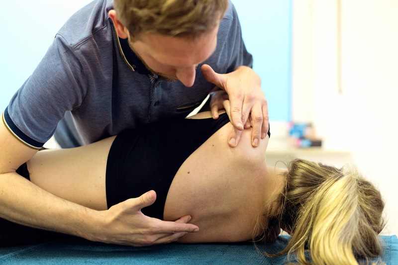 Osteopathische Behandlung auf der Liege